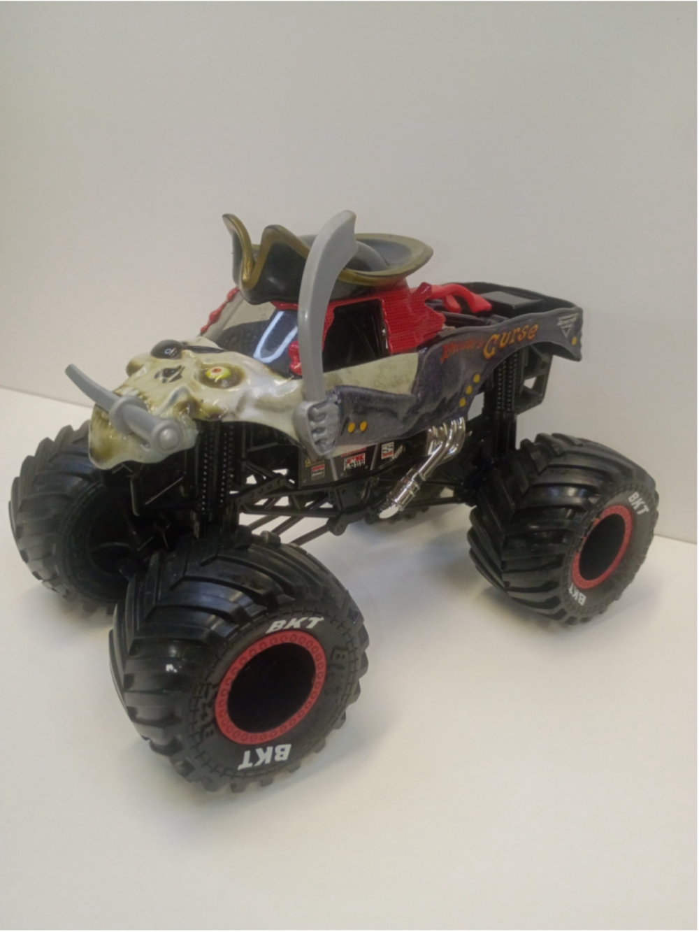 Boys Monster Jam 1:24 scale Pirate's Curse Toy Truck One Size Black Red